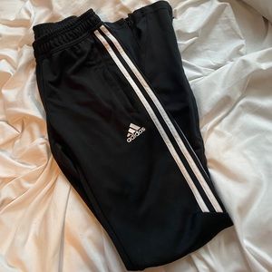 ❤️‍🔥 Women’s adidas Joggers (size 2XS) ❤️‍🔥